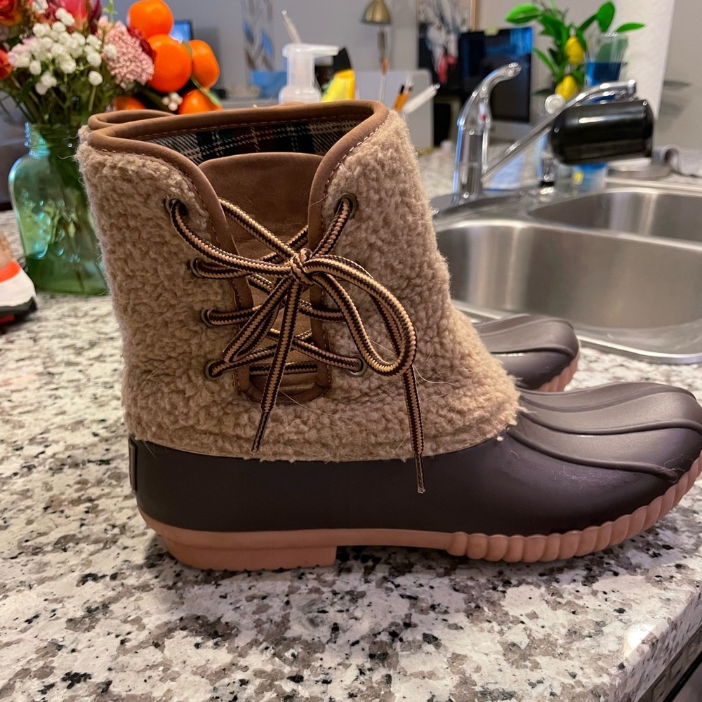 Marley Lilly furry duck boots with ties, size 8
